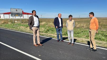 Imagen Miguel Ángel de Vicente comprueba la marcha de las obras de mejora que se están realizando en varias carreteras de la red provincial